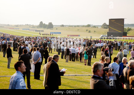 Folla di corse di cavalli; persone che guardano corse di cavalli, l'ippodromo di luglio, Newmarket Suffolk UK Foto Stock