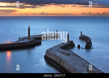 Whitby harbour da St Marys sagrato al tramonto, Whitby, North Yorkshire, Regno Unito Foto Stock