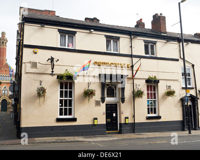 Churchills pub in Chorlton Street come parte del villaggio gay a Manchester REGNO UNITO Foto Stock