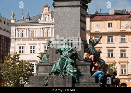 Cracovia la piazza principale del mercato (Rynek Glowny) con statue. Foto Stock