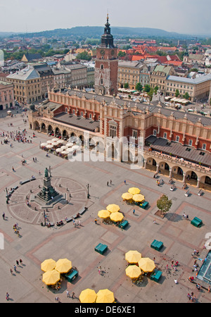 Cracovia del Municipio in piazza del mercato (Rynek Glowny) dalla parte superiore della chiesa di Santa Maria. Foto Stock