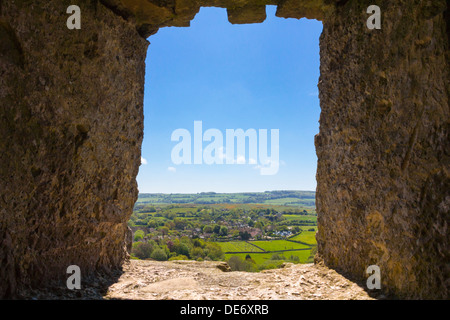 Paesaggio colpo di Purbecks, Dorset presa attraverso un vecchio Corfe Castle finestra Foto Stock