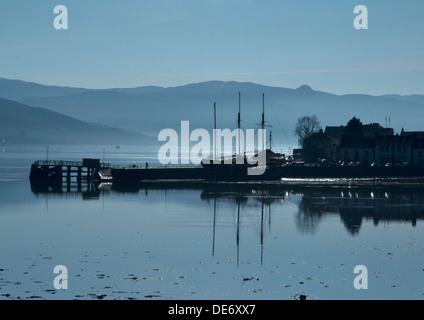 Le riflessioni di Inveraray porto al tramonto su Loch Fyne, Argyll, Scozia Foto Stock