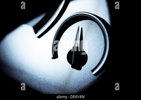 Dettaglio di un misuratore di vuoto con un ago di puntamento Foto Stock