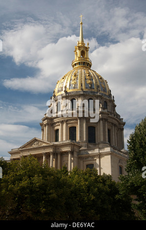 Monumenti parigini. Gli ornati golden cupola sopra l'Hôtel des Invalides, a Parigi. Costruito da Luigi XIV (Re Sole) ospita ora di Napoleone tomba. Foto Stock