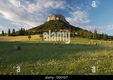 Le scogliere vertiginose della roccia di Vellan dominano il villaggio di Plan de Baix e campi circostanti, il Vercors Parco Regionale, La Drôme, Francia. Foto Stock