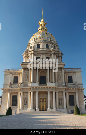 La facciata della chiesa del duomo di St-Louis des Invalides, a Parigi. Questo fulgido capolavoro barocco ospita ora di Napoleone tomba. I punti di riferimento della Francia. Foto Stock