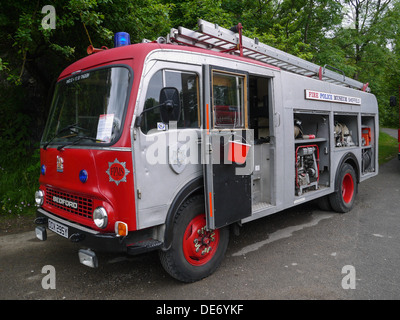 Rosso fuoco il motore prese a Crich Tramway Museum nel Derbyshire, Regno Unito Foto Stock