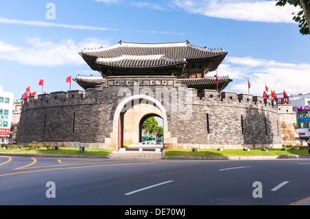 Il Paldalmun Gate della Fortezza di Hwaseong, Suwon, Corea del Sud Foto Stock