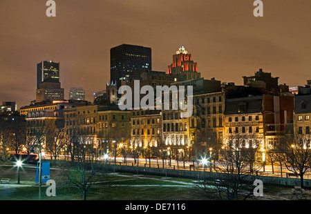 Edifici iconici lungo la rue de la commune e al Vecchio Porto di Montreal, Canada skyline di notte. Foto Stock