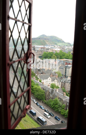 Il Castello di Edimburgo è una fortezza che domina lo skyline della città di Edimburgo in Scozia. Foto Stock