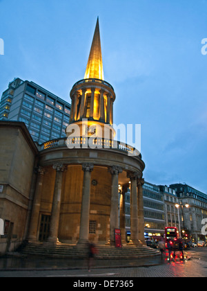 Vista di tutte le anime la chiesa con il campanile illuminato, Langham Place, London, England, Regno Unito Foto Stock