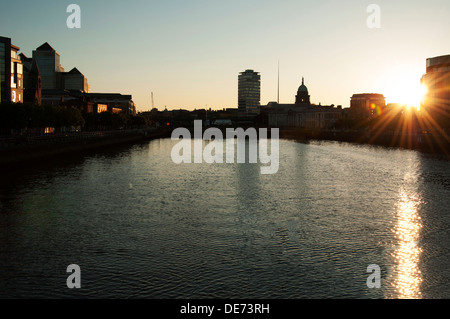 Il Liffey è un fiume in Irlanda, che scorre attraverso il centro di Dublino. Foto Stock