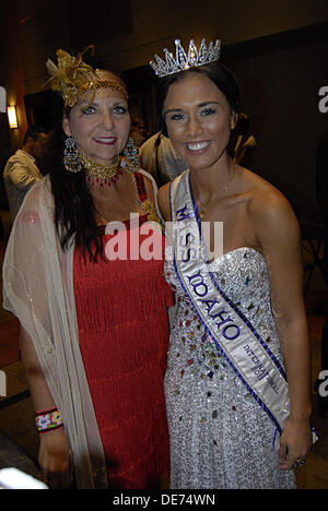 Boise, Idaho, Stati Uniti d'America. 12 settembre 2013. Gli ospiti per il quindicesimo anno ,Idaho Foodbank presenta un affari capi fubdraiser ,sei squadre pof chef provenienti da tutto il settore avrà il compito di preparare il pasto con ogni corso paried con Idaho vino.tra 400 e 500 persone sarà a sua volta per il black tie evento al centro di Boise cenare e vino e per asta silente, tra valutazione è locale celebraty Ms.Lauren Stopher Miss.Idaho 2013 (foto di Francesco Dean / Deanpictures/Alamy Live News Foto Stock