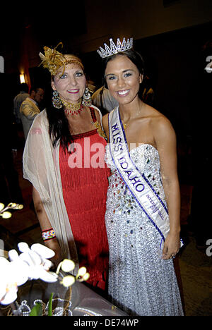Boise, Idaho, Stati Uniti d'America. 12 settembre 2013. Gli ospiti per il quindicesimo anno ,Idaho Foodbank presenta un affari capi fubdraiser ,sei squadre pof chef provenienti da tutto il settore avrà il compito di preparare il pasto con ogni corso paried con Idaho vino.tra 400 e 500 persone sarà a sua volta per il black tie evento al centro di Boise cenare e vino e per asta silente, tra valutazione è locale celebraty Ms.Lauren Stopher Miss.Idaho 2013 (foto di Francesco Dean / Deanpictures/Alamy Live News Foto Stock
