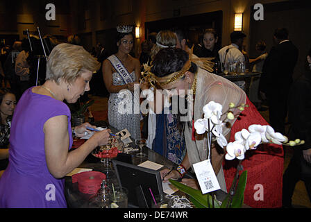 Boise, Idaho, Stati Uniti d'America. 12 settembre 2013. Gli ospiti per il quindicesimo anno ,Idaho Foodbank presenta un affari capi fubdraiser ,sei squadre pof chef provenienti da tutto il settore avrà il compito di preparare il pasto con ogni corso paried con Idaho vino.tra 400 e 500 persone sarà a sua volta per il black tie evento al centro di Boise cenare e vino e per asta silente, tra valutazione è locale celebraty Ms.Lauren Stopher Miss.Idaho 2013 (foto di Francesco Dean / Deanpictures/Alamy Live News Foto Stock