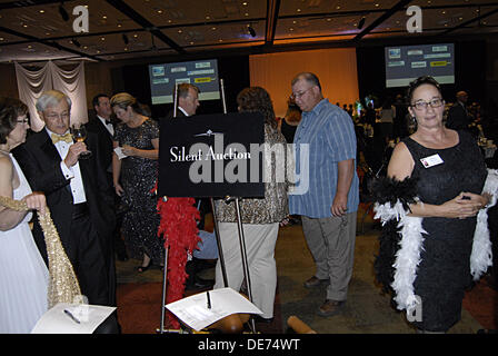 Boise, Idaho, Stati Uniti d'America. 12 settembre 2013. Gli ospiti per il quindicesimo anno ,Idaho Foodbank presenta un affari capi fubdraiser ,sei squadre pof chef provenienti da tutto il settore avrà il compito di preparare il pasto con ogni corso paried con Idaho vino.tra 400 e 500 persone sarà a sua volta per il black tie evento al centro di Boise cenare e vino e per asta silente, tra valutazione è locale celebraty Ms.Lauren Stopher Miss.Idaho 2013 (foto di Francesco Dean / Deanpictures/Alamy Live News Foto Stock