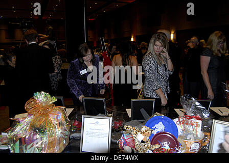 Boise, Idaho, Stati Uniti d'America. 12 settembre 2013. Gli ospiti per il quindicesimo anno ,Idaho Foodbank presenta un affari capi fubdraiser ,sei squadre pof chef provenienti da tutto il settore avrà il compito di preparare il pasto con ogni corso paried con Idaho vino.tra 400 e 500 persone sarà a sua volta per il black tie evento al centro di Boise cenare e vino e per asta silente, tra valutazione è locale celebraty Ms.Lauren Stopher Miss.Idaho 2013 (foto di Francesco Dean / Deanpictures/Alamy Live News Foto Stock
