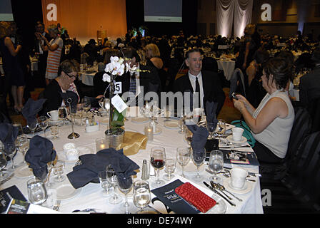 Boise, Idaho, Stati Uniti d'America. 12 settembre 2013. Gli ospiti per il quindicesimo anno ,Idaho Foodbank presenta un affari capi fubdraiser ,sei squadre pof chef provenienti da tutto il settore avrà il compito di preparare il pasto con ogni corso paried con Idaho vino.tra 400 e 500 persone sarà a sua volta per il black tie evento al centro di Boise cenare e vino e per asta silente, tra valutazione è locale celebraty Ms.Lauren Stopher Miss.Idaho 2013 (foto di Francesco Dean / Deanpictures/Alamy Live News Foto Stock