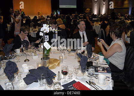 Boise, Idaho, Stati Uniti d'America. 12 settembre 2013. Gli ospiti per il quindicesimo anno ,Idaho Foodbank presenta un affari capi fubdraiser ,sei squadre pof chef provenienti da tutto il settore avrà il compito di preparare il pasto con ogni corso paried con Idaho vino.tra 400 e 500 persone sarà a sua volta per il black tie evento al centro di Boise cenare e vino e per asta silente, tra valutazione è locale celebraty Ms.Lauren Stopher Miss.Idaho 2013 (foto di Francesco Dean / Deanpictures/Alamy Live News Foto Stock