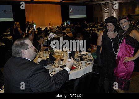 Boise, Idaho, Stati Uniti d'America. 12 settembre 2013. Gli ospiti per il quindicesimo anno ,Idaho Foodbank presenta un affari capi fubdraiser ,sei squadre pof chef provenienti da tutto il settore avrà il compito di preparare il pasto con ogni corso paried con Idaho vino.tra 400 e 500 persone sarà a sua volta per il black tie evento al centro di Boise cenare e vino e per asta silente, tra valutazione è locale celebraty Ms.Lauren Stopher Miss.Idaho 2013 (foto di Francesco Dean / Deanpictures/Alamy Live News Foto Stock