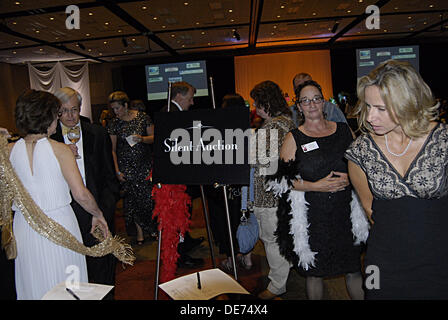 Boise, Idaho, Stati Uniti d'America. 12 settembre 2013. Gli ospiti per il quindicesimo anno ,Idaho Foodbank presenta un affari capi fubdraiser ,sei squadre pof chef provenienti da tutto il settore avrà il compito di preparare il pasto con ogni corso paried con Idaho vino.tra 400 e 500 persone sarà a sua volta per il black tie evento al centro di Boise cenare e vino e per asta silente, tra valutazione è locale celebraty Ms.Lauren Stopher Miss.Idaho 2013 (foto di Francesco Dean / Deanpictures/Alamy Live News Foto Stock