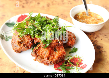 Piastra di fritte salsa speziata polpette di pesce Foto Stock