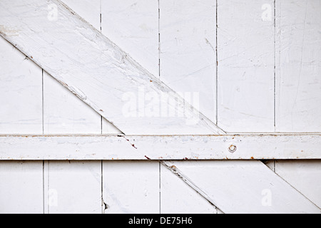 Sfondo di legno vecchio fienile porta dipinta di bianco Foto Stock