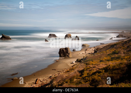 O01161-00...OREGON - Vista nord sulla costa e il molo sud la luce dal punto Coquille in Bandon. Foto Stock