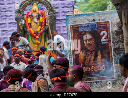 Popolo Indiano adorare Signore Ganesha statua. Ganesha Chaturthi Festival, Puttaparthi, Andhra Pradesh, India Foto Stock