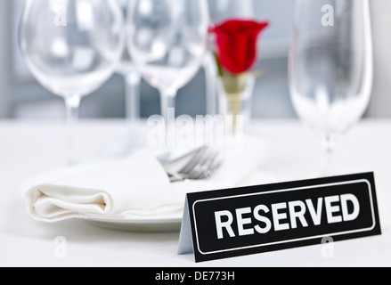 Riservati ristorante romantico messa in tavola con rose piatti e posate Foto Stock