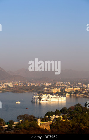 India Rajasthan, Udaipur, vista sul lago Picola in mattina presto Foto Stock