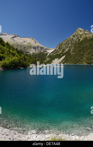 Montagna Lago artificiale d'Oredon nei Pirenei francesi Foto Stock