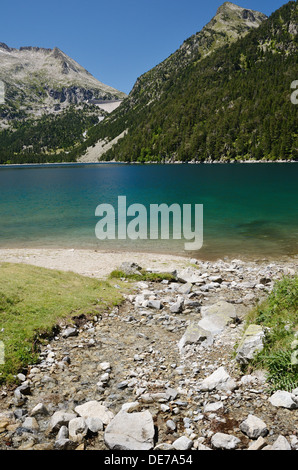 Montagna Lago artificiale d'Oredon nei Pirenei francesi Foto Stock