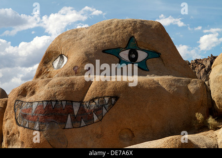 Un masso dipinto (monzotite biotite) nelle colline dell'Alabama ad ovest di Lone Pine nella valle di Owens, contea di Inyo, California Foto Stock