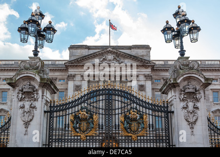 Il cancello di ingresso e Buckingham Palace, London, Regno Unito Foto Stock