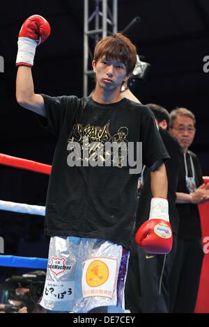 Kanagawa, Giappone. 25 Ago, 2013. Ryoichi Taguchi (JPN) Boxe : Ryoichi Taguchi del Giappone pone dinanzi alla luce giapponese peso mosca titolo bout a Sky Arena Zama di Kanagawa, Giappone . © Hiroaki Yamaguchi/AFLO/Alamy Live News Foto Stock