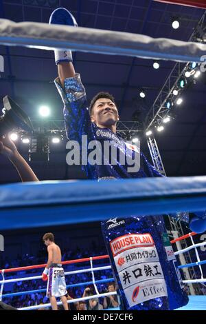 Kanagawa, Giappone. 25 Ago, 2013. Naoya Inoue (JPN) Boxe : Naoya Inoue del Giappone pone dinanzi alla luce giapponese peso mosca titolo bout a Sky Arena Zama di Kanagawa, Giappone . © Hiroaki Yamaguchi/AFLO/Alamy Live News Foto Stock