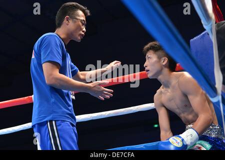 Kanagawa, Giappone. 25 Ago, 2013. (L-R) Shingo Inoue, Naoya Inoue (JPN) Boxe : Naoya Inoue del Giappone riceve le istruzioni dal suo trainer e padre Shingo Inoue dopo il primo giro durante la luce giapponese peso mosca titolo bout a Sky Arena Zama di Kanagawa, Giappone . © Hiroaki Yamaguchi/AFLO/Alamy Live News Foto Stock