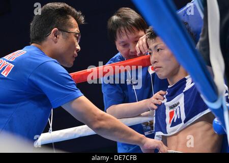 Kanagawa, Giappone. 25 Ago, 2013. (L-R) Shingo Inoue, Hideyuki Ohashi, Naoya Inoue (JPN) Boxe : Naoya Inoue del Giappone riceve le istruzioni dal suo trainer e padre Shingo Inoue dopo il terzo round durante la luce giapponese peso mosca titolo bout a Sky Arena Zama di Kanagawa, Giappone . © Hiroaki Yamaguchi/AFLO/Alamy Live News Foto Stock