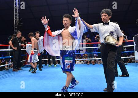 Kanagawa, Giappone. 25 Ago, 2013. Naoya Inoue (JPN) Boxe : Naoya Inoue del Giappone festeggia dopo la vittoria della luce giapponese peso mosca titolo bout a Sky Arena Zama di Kanagawa, Giappone . © Hiroaki Yamaguchi/AFLO/Alamy Live News Foto Stock