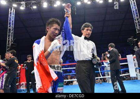 Kanagawa, Giappone. 25 Ago, 2013. Naoya Inoue (JPN) Boxe : Naoya Inoue del Giappone festeggia dopo la vittoria della luce giapponese peso mosca titolo bout a Sky Arena Zama di Kanagawa, Giappone . © Hiroaki Yamaguchi/AFLO/Alamy Live News Foto Stock