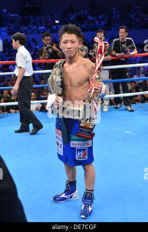 Kanagawa, Giappone. 25 Ago, 2013. Naoya Inoue (JPN) Boxe : Naoya Inoue del Giappone pone con la sua cintura di campione e il trofeo dopo la vittoria della luce giapponese peso mosca titolo bout a Sky Arena Zama di Kanagawa, Giappone . © Hiroaki Yamaguchi/AFLO/Alamy Live News Foto Stock