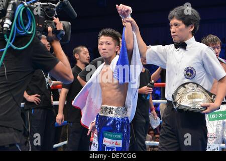 Kanagawa, Giappone. 25 Ago, 2013. Naoya Inoue (JPN) Boxe : Naoya Inoue del Giappone festeggia dopo la vittoria della luce giapponese peso mosca titolo bout a Sky Arena Zama di Kanagawa, Giappone . © Hiroaki Yamaguchi/AFLO/Alamy Live News Foto Stock