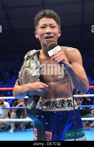 Kanagawa, Giappone. 25 Ago, 2013. Naoya Inoue (JPN) Boxe : Naoya Inoue del Giappone parla ai tifosi dopo la vittoria della luce giapponese peso mosca titolo bout a Sky Arena Zama di Kanagawa, Giappone . © Hiroaki Yamaguchi/AFLO/Alamy Live News Foto Stock