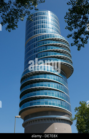 Buerohochhaus, Exzenterhaus aufgesetzt auf einen Bunker, Bochum, Ruhrgebiet, Renania settentrionale-Vestfalia Foto Stock