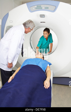 Medico e infermiere con paziente alla macchina MRI in radiologia in un ospedale Foto Stock