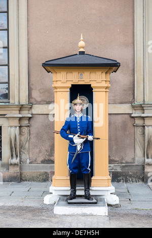 Guardia di turno al di fuori del Palazzo Reale di Stoccolma Foto Stock