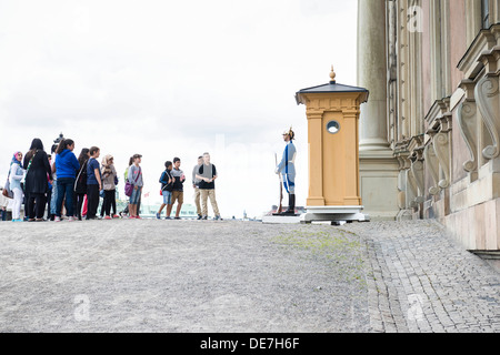 Guardia e i turisti al di fuori del Palazzo Reale di Stoccolma Foto Stock