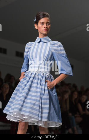 Londra, Regno Unito. 13 settembre 2013. Un modello di passeggiate la pista al Bora Aksu visualizza durante la London Fashion Week at Somerset House. Foto: CatwalkFashion/Alamy Live News Foto Stock